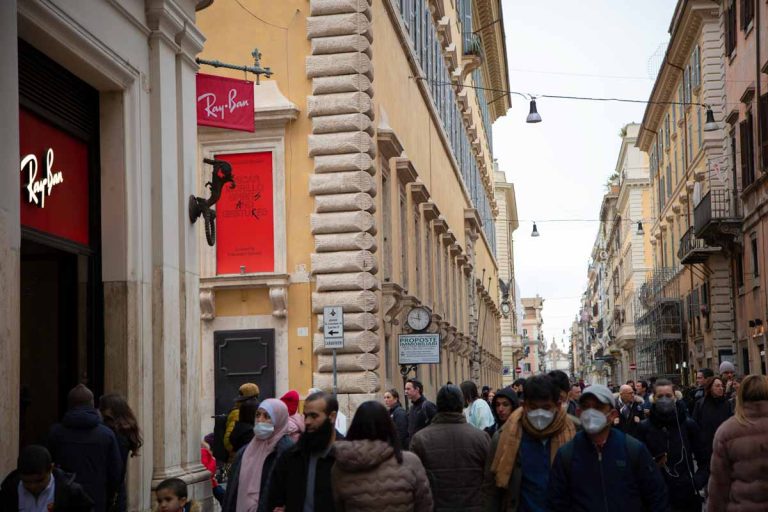 Corsi e ricorsi statici camminando a rilento in via del Corso